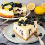 Zitronen-Blaubeer-Kuchen mit Cheesecake-Guss aus