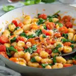 Gnocchi-Pfanne mit Spinat und Tomaten