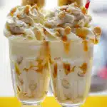 Bananen-Milchshake mit Sahne und Krokant 2 Bananen-Milchshake mit Sahne und Krokant