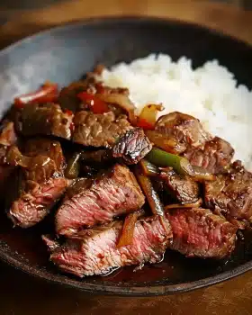 Chinesisches Rindfleisch mit Zwiebeln Pfannengericht
