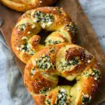 Feta Spinat Brezel – Herzhaftes Snackvergnügen 2 Feta Spinat Brezel – Herzhaftes Snackvergnügen