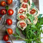 Vegetarische Wrap-Röllchen mit Rucola und Tomaten