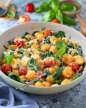 Gnocchi-Pfanne mit Spinat und Tomaten