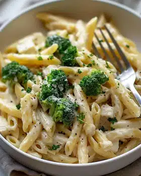 Cremige Hähnchen-Brokkoli-Pasta