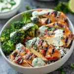 Gegrillte Hähnchen- und Brokkoli-Bowls mit cremiger Knoblauchsoße 2 Gegrillte Hähnchen- und Brokkoli-Bowls mit cremiger Knoblauchsoße