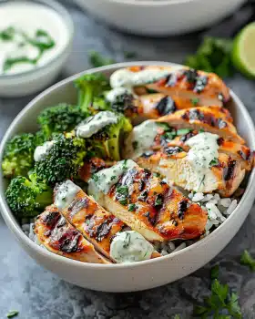 Gegrillte Hähnchen- und Brokkoli-Bowls mit cremiger Knoblauchsoße
